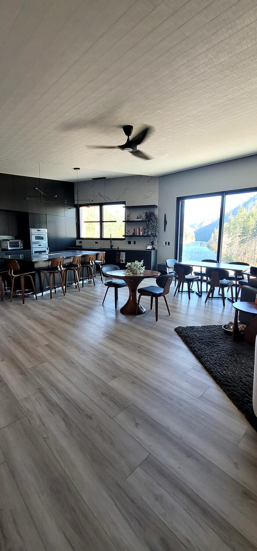 Bed and Breakfast open kitchen and river-view dining area