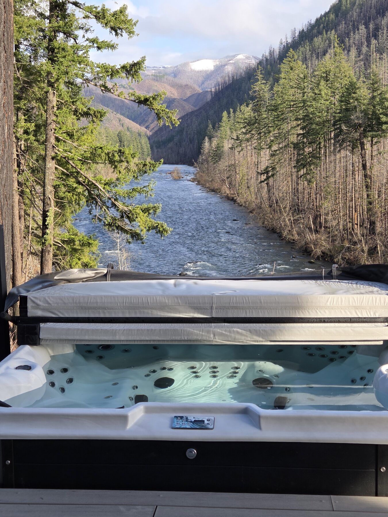 Riverside hot tub overlooking the McKenzie River at Vida View Retreat